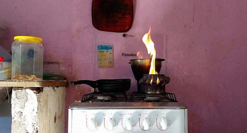 Alta dos combustíveis gera efeito em cadeia que atenta contra a vida dos brasileiros de baixa renda