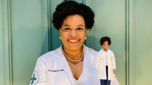 Brasileira “vira” Barbie em homenagem à profissionais de destaque no combate a pandemia