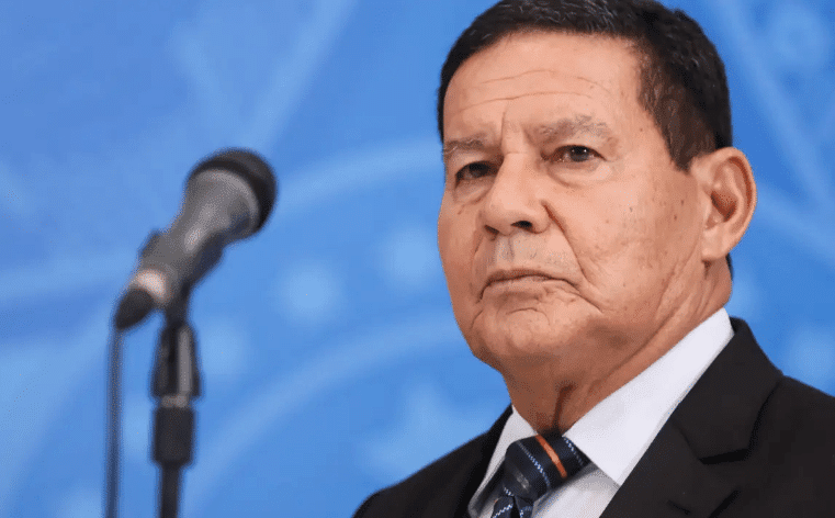 Hamilton Mourão: “Haverá alternância de governo, mas não de regime”; e critica postura de omissão de Bolsonaro.