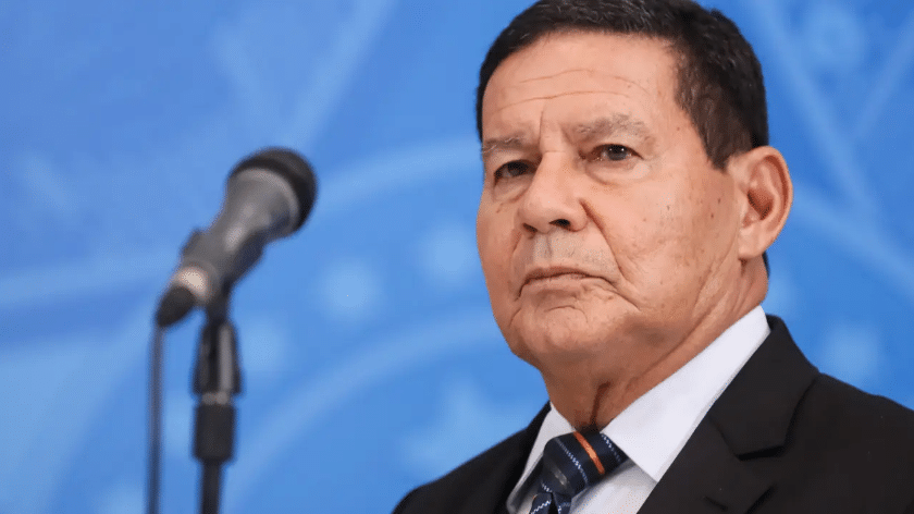 Hamilton Mourão: “Haverá alternância de governo, mas não de regime”; e critica postura de omissão de Bolsonaro.